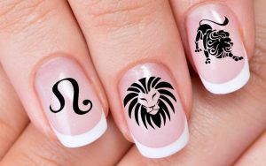 Mẫu móng tay đơn giản được trang trí hình cung hoàng đạo