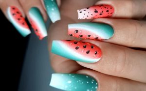 Phong cách sang trọng cùng mẫu móng dưa hấu cách điệu