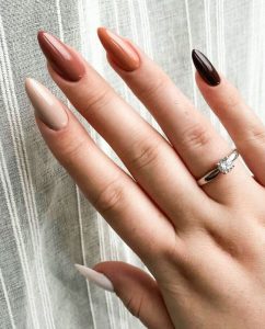 Bàn tay sơn bóng nhiều màu nâu xinh xắn