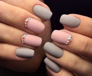 Nail màu xám kết hợp hồng vô cùng xinh xắn