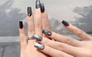 Nail nhũ đen gợi nhớ đến nét đẹp trái ngược với quy chuẩn