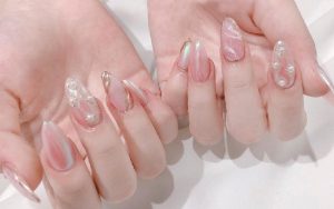 Nền trong suốt kết hợp tráng gương tạo ra mẫu nail cực xinh và nổi bật