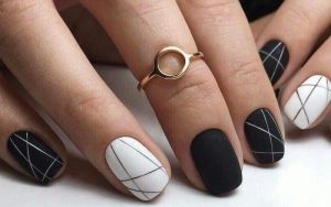 Đơn giản nhưng vẫn có sức hút là những mẫu nail kẻ như thế này