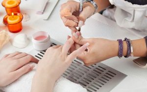 Móng tay bị vểnh lên rất khó làm nail