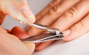 Theo góc nhìn khoa học, việc cắt móng tay vào buổi tối cũng cần được hạn chế