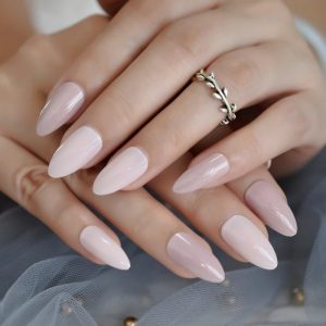 Tuy rất đơn giản, bộ nail nhọn màu nude lại không hề nhàm chán