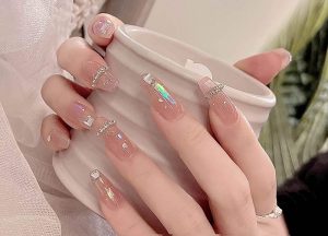 Phụ kiện dây xích đá trên nền móng hồng thạch tạo vẻ đẹp dịu dàng cho đôi tay