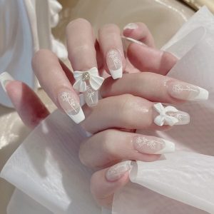 Bộ móng trắng đính nơ mang đến vẻ tiểu thư và kiêu sa đài cát