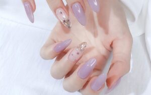 Mẫu nail chụp ảnh cưới màu tím pastel