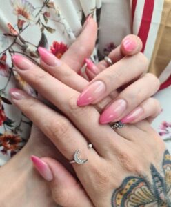 Mẫu nail ombre hồng dịu dàng mà cá tính