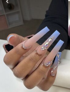 Đính thêm đá đơn giản giúp mẫu nail càng thu hút hơn