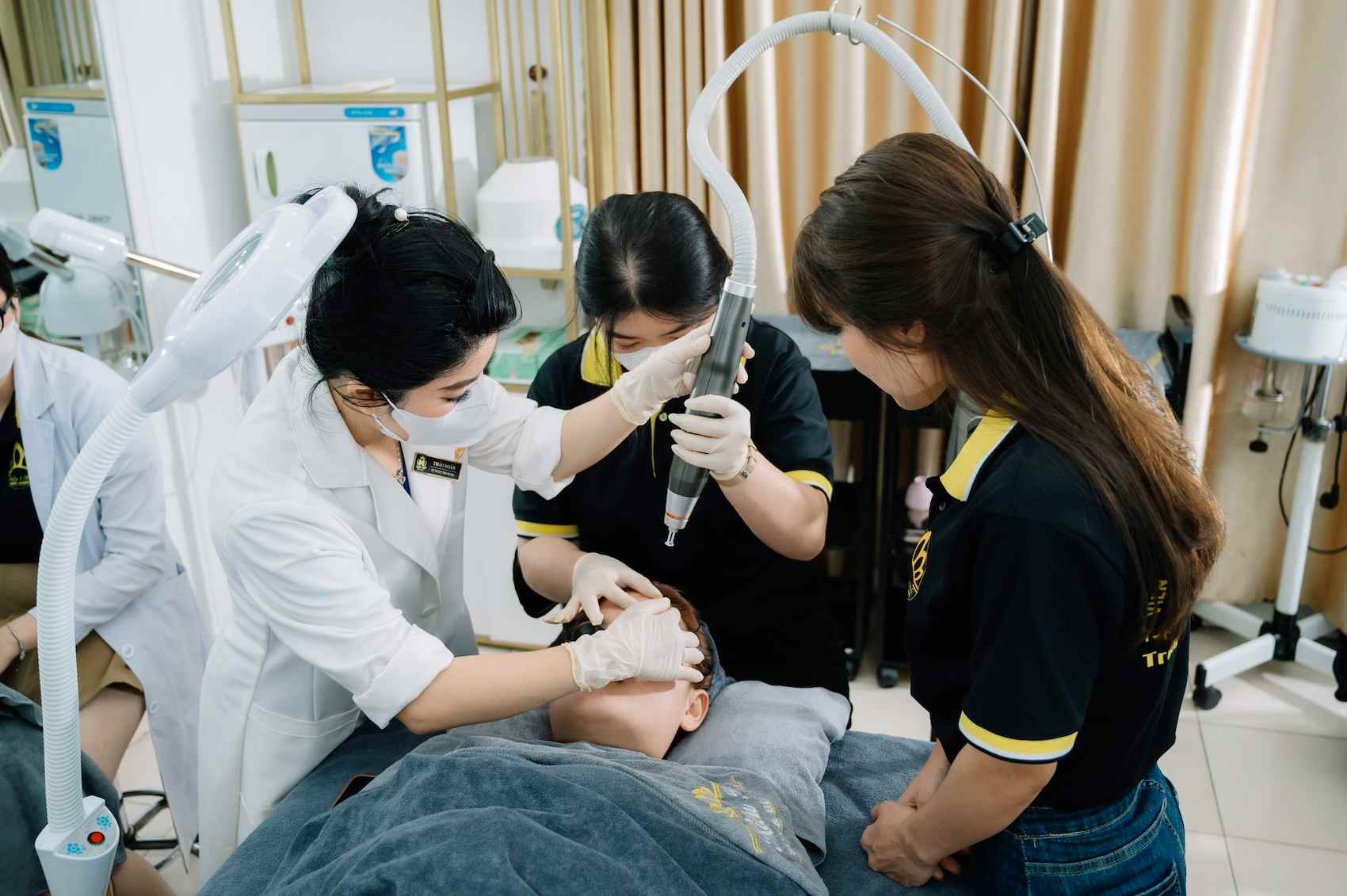 Dịch vụ chăm sóc sau phun mày tại Viện Thẩm mỹ Quốc tế Kiều Mi được đánh giá là chu đáo, tận tâm