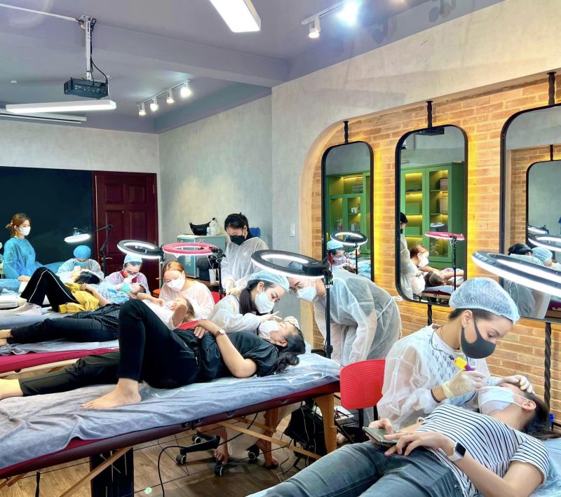 Tee 8 Beauty ghi điểm nhờ đội ngũ kỹ thuật viên giàu kinh nghiệm và tay nghề cao trong phun mí