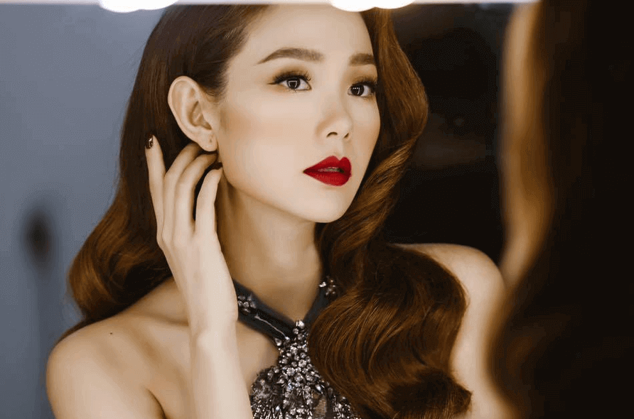 Tóc xoăn lọn to quyến rũ - kiểu tóc dự tiệc đơn giản dễ làm