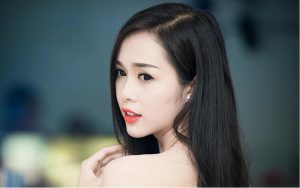 Màu đen là một trong những gợi ý cho những bạn tóc bị bạc sớm