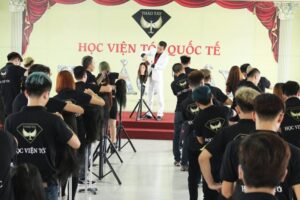 Giáo viên dày dặn kinh nghiệm trực tiếp đứng lớp giảng dạy tại Học viện tóc quốc tế Thảo Tây