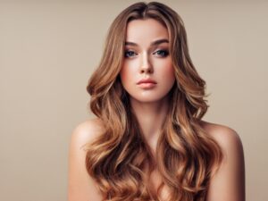 Tóc dài gợn sóng giúp người có gương mặt dài trông quyến rũ hơn