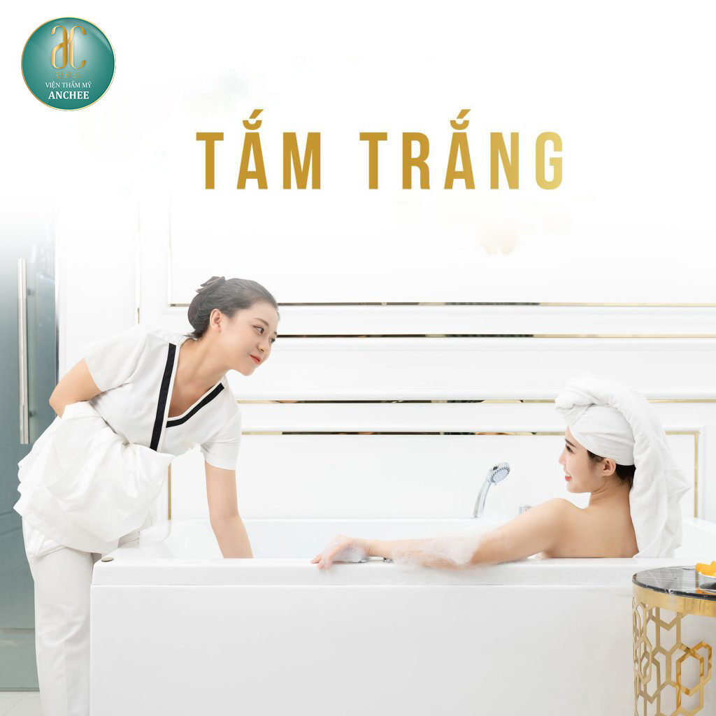 Chuyên viên thoa kem dưỡng trắng toàn thân bằng kỹ thuật massage nhẹ nhàng, mang lại làn da đều màu. Chuyên viên thoa kem dưỡng trắng toàn thân bằng kỹ thuật massage nhẹ nhàng, mang lại làn da đều màu.