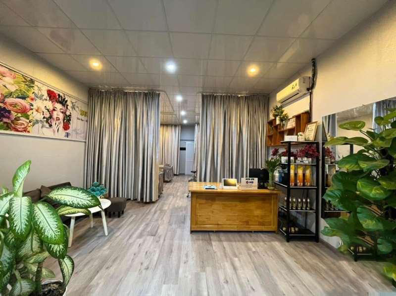 Khách hàng được ủ dưỡng bằng tinh chất thiên nhiên trong phòng spa hiện đại, ánh sáng dịu nhẹ Khách hàng được ủ dưỡng bằng tinh chất thiên nhiên trong phòng spa hiện đại, ánh sáng dịu nhẹ