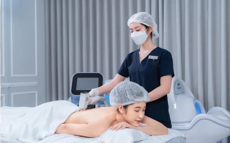 Phòng trị liệu tắm trắng trang trí tối giản, tone trắng chủ đạo tạo cảm giác tinh khiết và thanh lịch