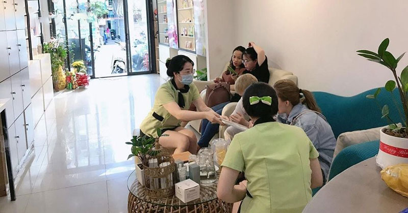 Khách hàng được chăm sóc tận tình trong không gian spa ấm cúng, tiện nghi và sang trọng