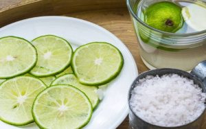 Cách trị mụn lưng tại nhà bằng chanh và muối nguyên liệu đơn giản, dễ kiếm