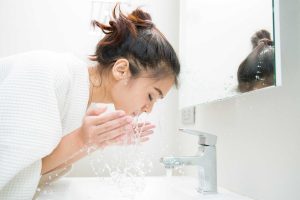Rửa mặt nhẹ nhàng nếu da bạn bị nổi mụn
