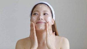 Thoa kem dưỡng ẩm giúp cân bằng độ ẩm cho da