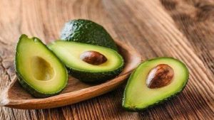 Trong trái bơ chứa nhiều vitamin, canxi, magie, kali giúp trị mụn mủ và tái tạo làn da