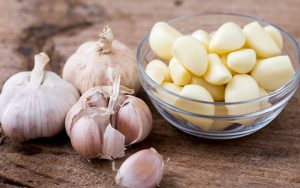 Tỏi chứa nhiều thành phần chống viêm, kháng khuẩn giúp loại bỏ mụn thịt
