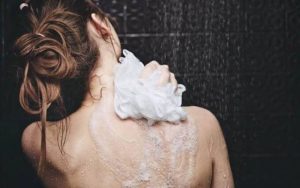Vệ sinh thật sạch sẽ vùng da lưng là cách để chúng ta phòng ngừa mụn lưng phát triển