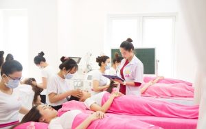 Lộ trình học tại Ana Beauty bài bản, dưới sự giám sát và chỉ dẫn tận tình của giảng viên