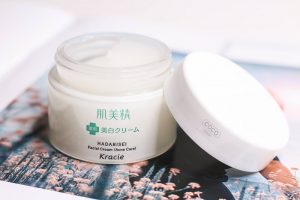 Kracie Acne Cream thúc đẩy nhân mụn trồi lên mang tới hiệu quả loại bỏ mụn