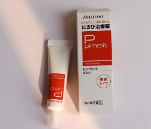 Kem trị mụn của Shiseido Pimplit dạng tuýp với tone màu đỏ trắng
