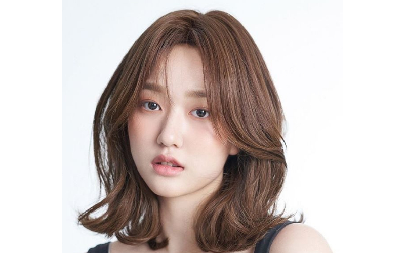 Tóc dài qua vai kết hợp mái thưa là sự lựa chọn đáng cân nhắc