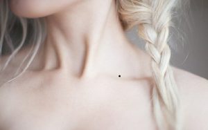 Nốt ruồi xuất hiện ở hõm cổ nữ mang theo những điềm may mắn về vận mệnh