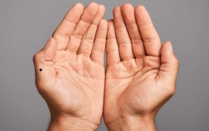 Nốt ruồi xuất hiện trên ngón cái, tay trái nam giới là người rất đào hoa