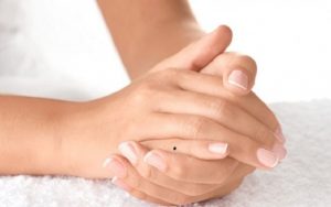 Nốt ruồi ở ngón tay út nam là điềm báo cuộc sống nhiều khó khănNốt ruồi ở ngón tay út nam là điềm báo cuộc sống nhiều khó khăn