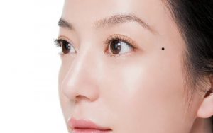 Nữ giới có nốt ruồi ở thái dương trái thường sống phóng túng, đua đòi