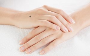 Nốt ruồi xuất hiện trên mu bàn tay có màu đen thường mang ý nghĩa xấu
