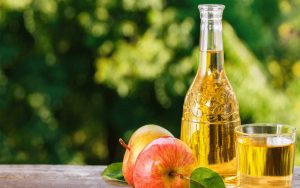 Giấm táo chứa nhiều thành phần làm vỡ sự liên kết của mụn thịt