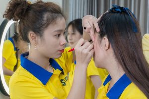 Học viên lớp trang điểm được thực hành 80%, học lý thuyết 20%