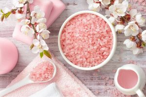 Sử dụng muối biển để tẩy tế bào chết toàn thân