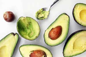 Quả bơ giúp làm dịu đi làn da tổn thương do cháy nắng