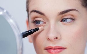 Che quầng thâm là bước làm quan trọng khi thực hiện cách trang điểm mắt sâu
