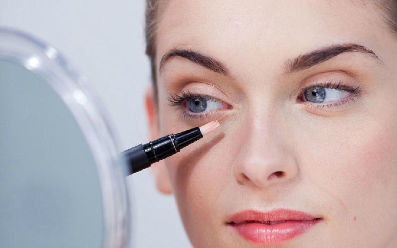 Che khuyết điểm cho quầng mắt dưới để giúp vùng mắt sáng hơn