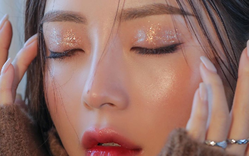 Một chút nhũ mắt sẽ giúp sẽ tạo hiệu ứng long lanh, to tròn và cuốn hút sự hơn