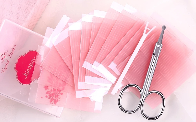 Dán kích mí là cách trang điểm mắt to hơn hiệu quả cho những cô nàng mí sụp