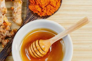 Hỗn hợp kem nghệ và mật ong sẽ giúp bạn trị thâm quầng mắt khá tốt.