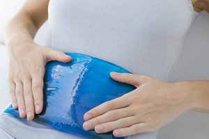 Sử dụng đá làm thành túi chườm vào vùng bụng để giảm mỡ